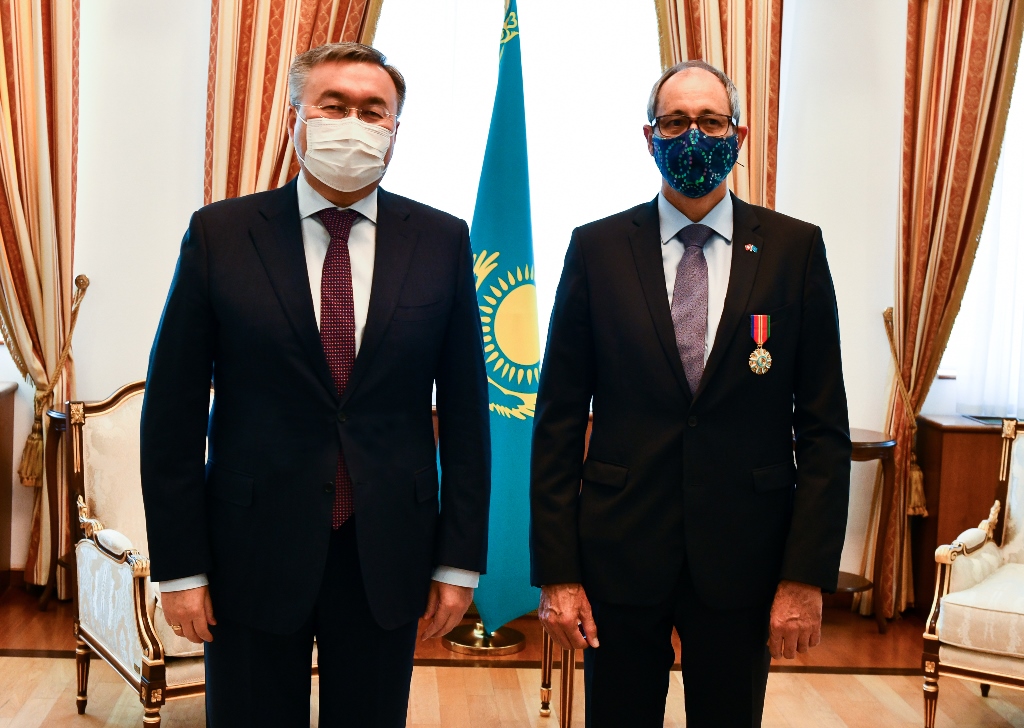 Завершившему дипмиссию в Казахстане послу Швейцарии вручили орден за развитие сотрудничества