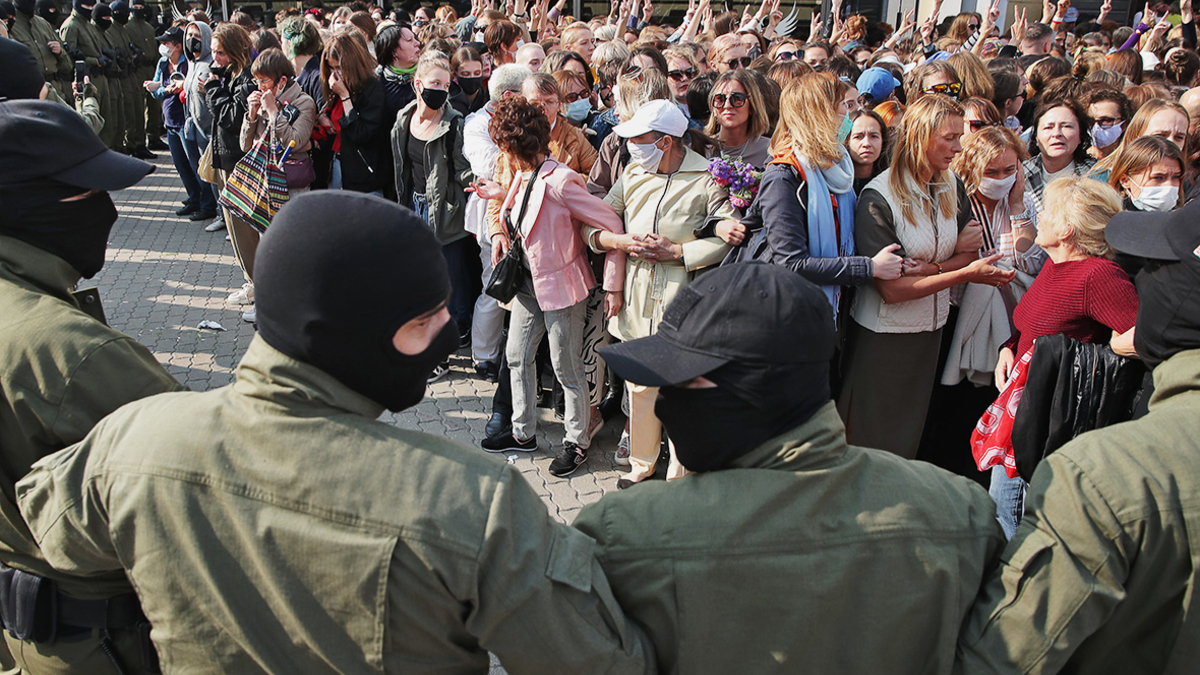 Несколько тысяч женщин прошли маршем протеста по центру Минска