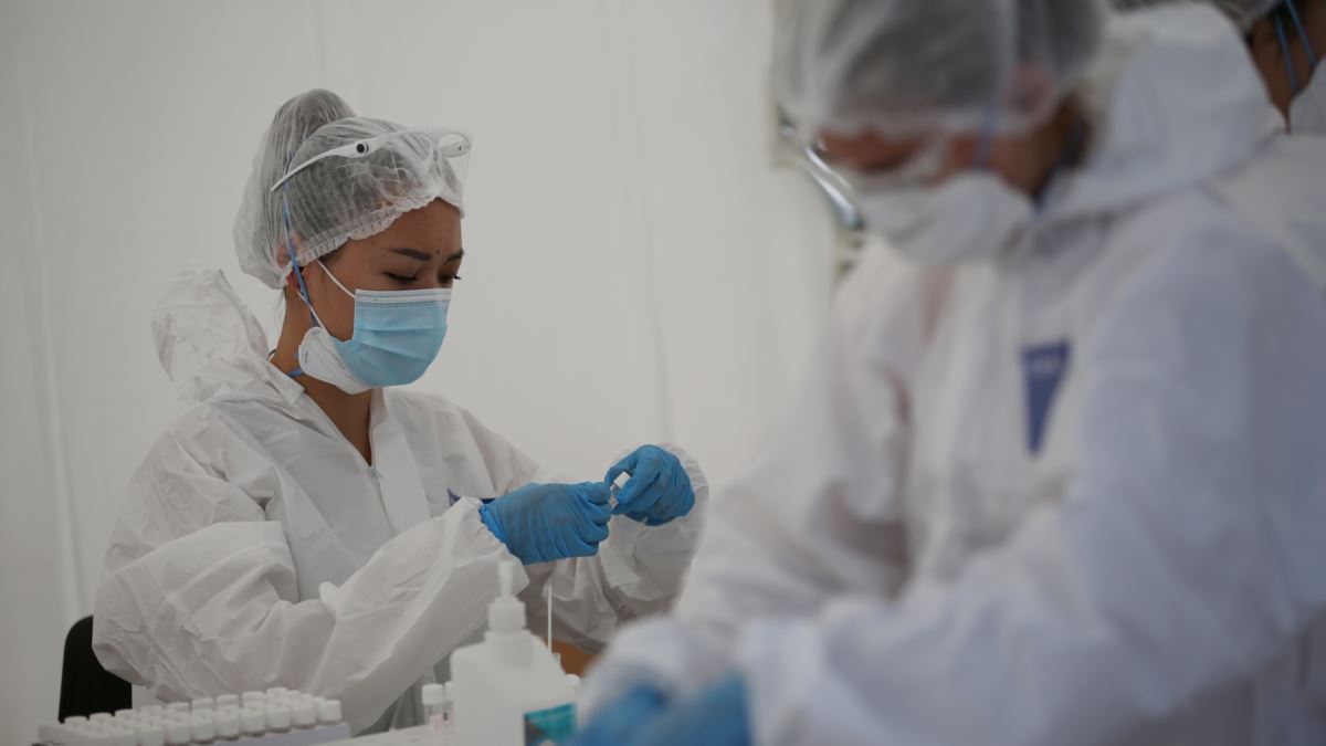 В Казахстане заразились коронавирусом 8518 медработников