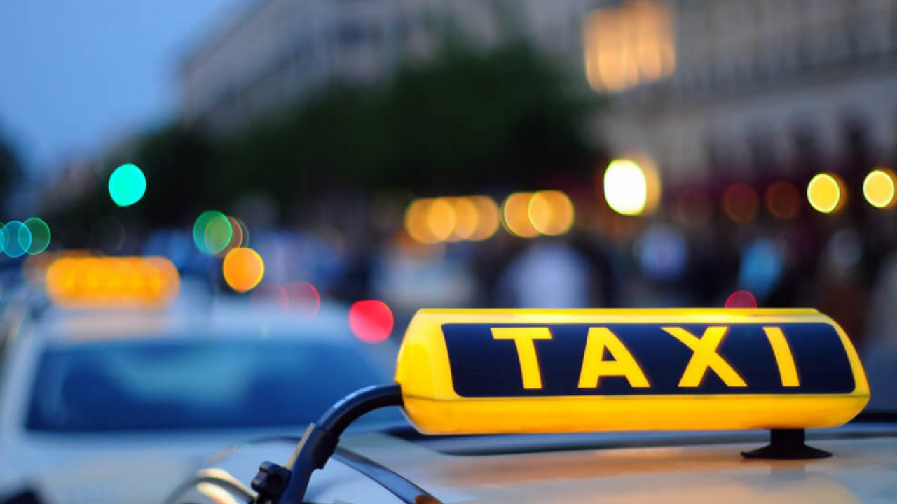 Столичный таксист присвоил деньги пассажирки, забытые в салоне 