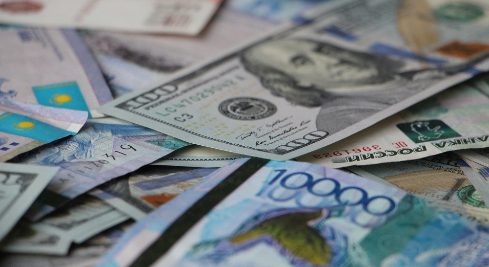 Спрос казахстанцев на доллар обвалился на треть