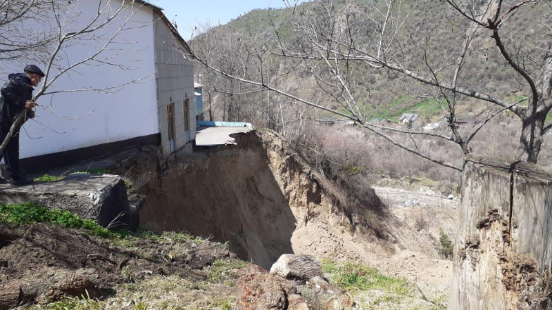 В предгорьях Алматы сошел крупный оползень 