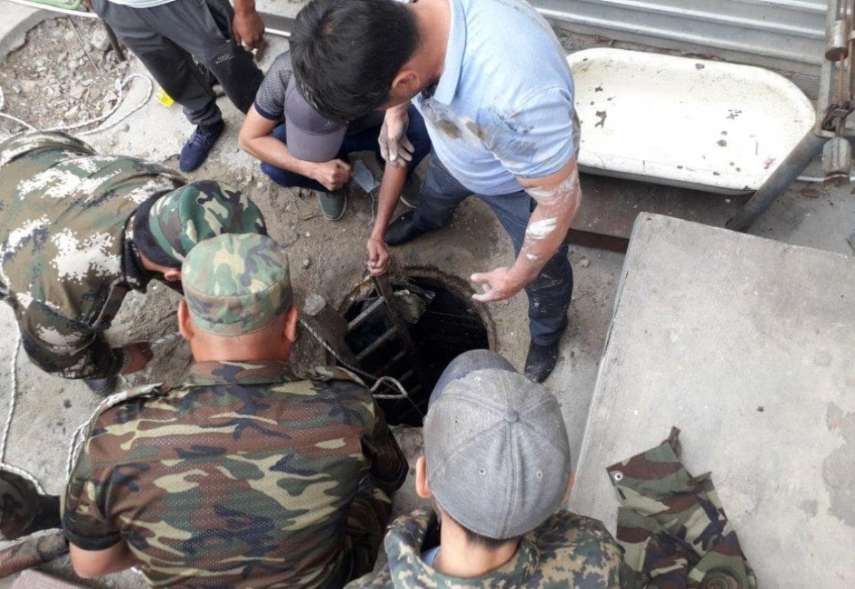 Трое сотрудников коммунальных служб отравились метаном при очистке канализации в Акмолинской области