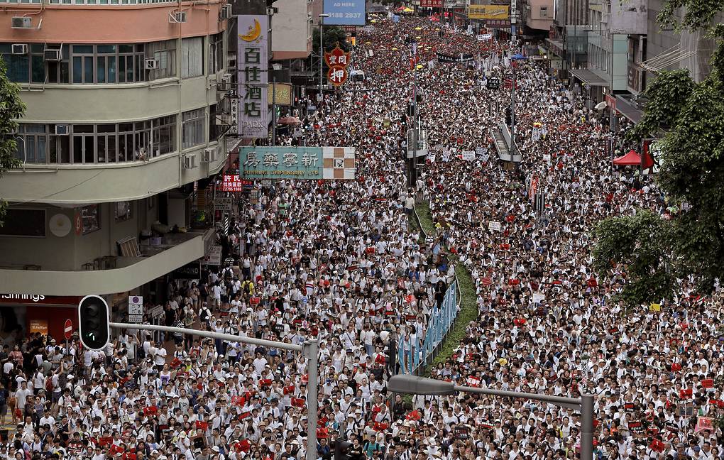 В Гонконге более миллиона человек вышли на улицы с протестами