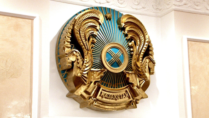 На гербе Казахстана появится название страны на латинице