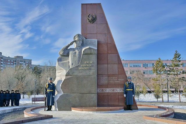 В Павлодаре установили один из самых больших в республике памятников полицейским