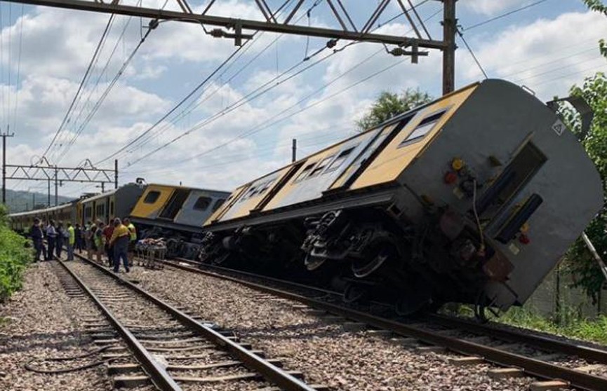 Более 300 человек пострадали в результате столкновения поездов в ЮАР 