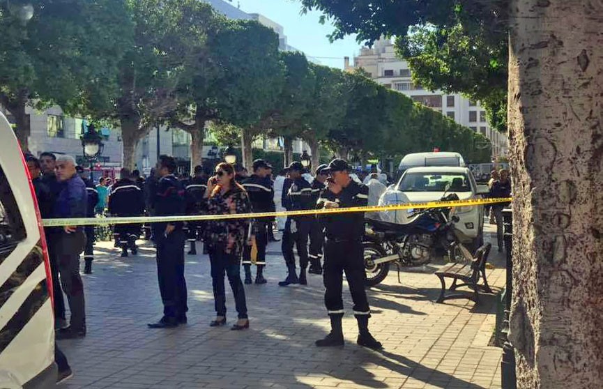 В результате теракта в столице Туниса ранены восемь полицейских и один житель