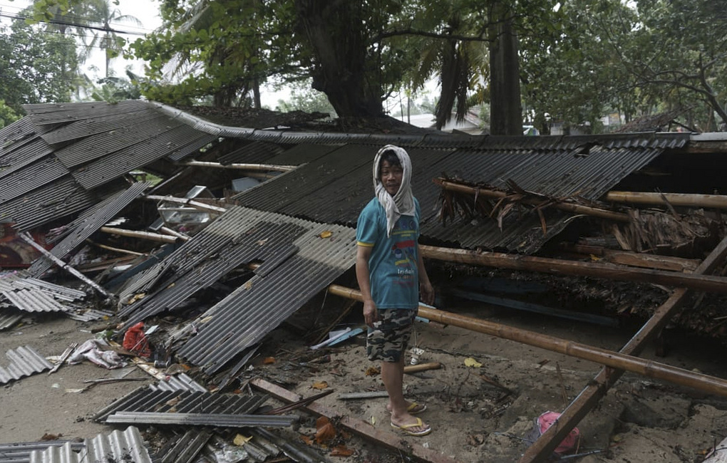 Число жертв цунами в Индонезии достигло 62 человек