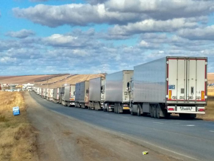 Сотни фур продолжают простаивать на казахстанско-российской границе 