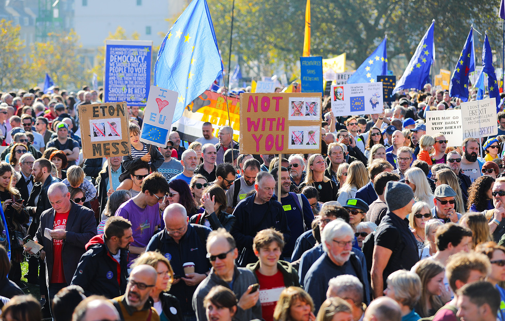 Более 100 тыс человек вышли на улицы Лондона с требованием нового референдума по Brexit
