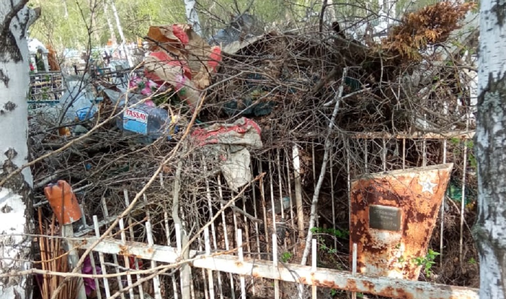 В Петропавловске горожане жалуются на бардак на местном кладбище 