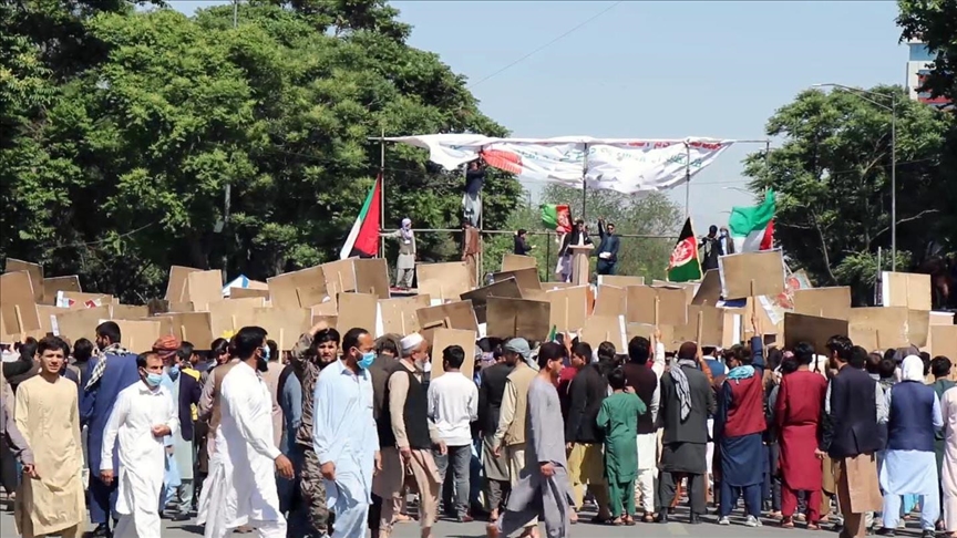 Сотни афганцев вышли на акцию протеста в Кабуле с требованием выплаты зарплат