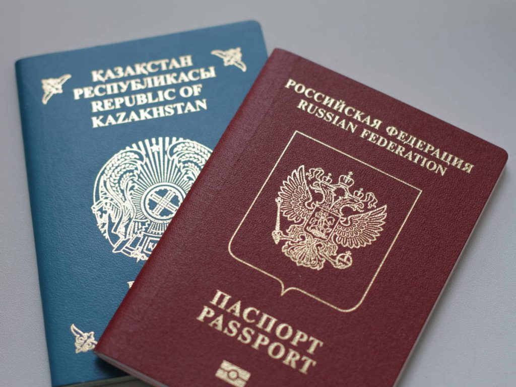 Жителя Павлодарской области выдворили из страны за двойное гражданство