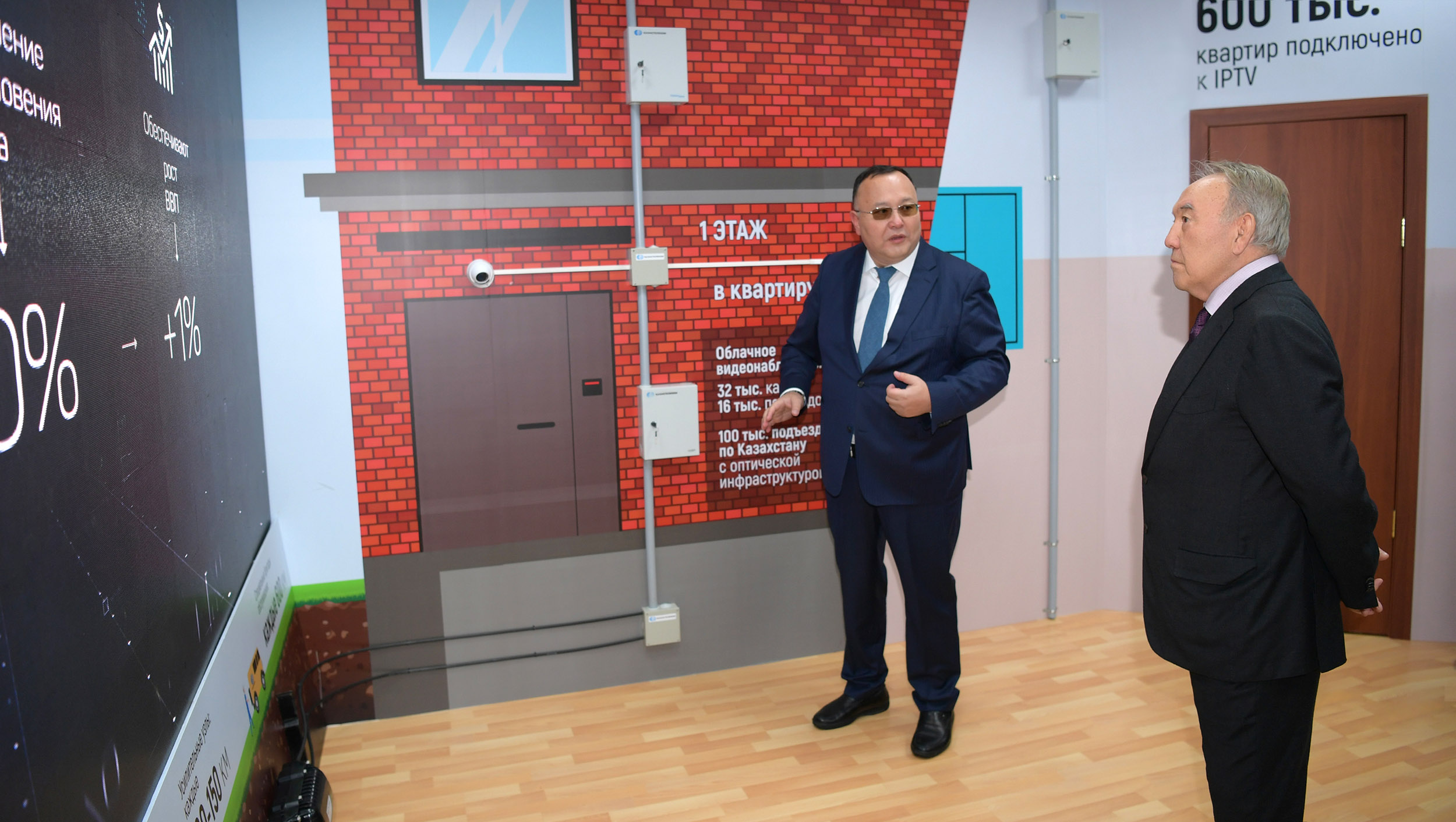 Нурсултан Назарбаев посетил Центр обработки данных АО «Казахтелеком» в Акколе
