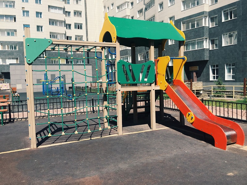 Для детей откроют дворовые площадки  