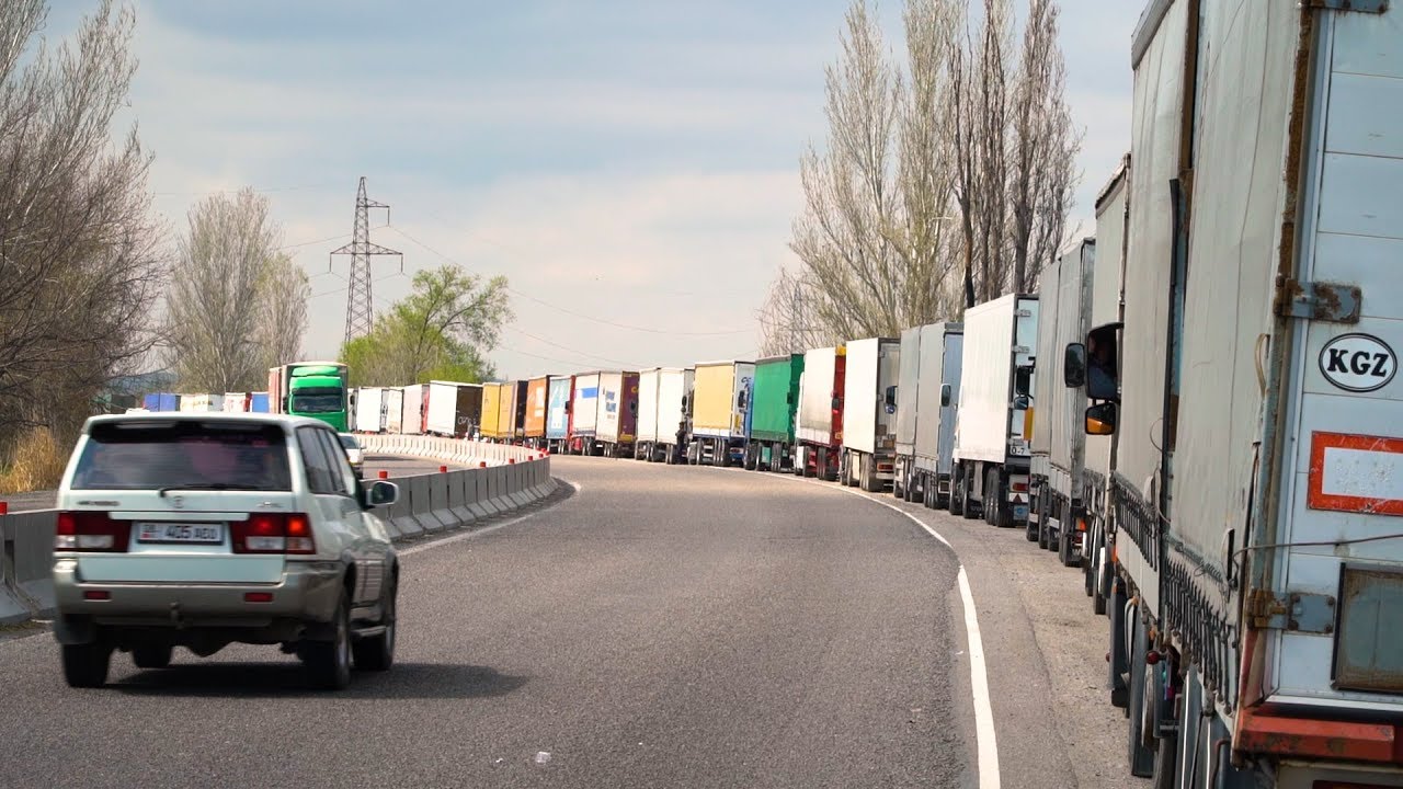 На границе Кыргызстана с Казахстаном скопилось уже 300 фур    