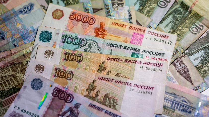 Почему может усилиться давление на рубль  