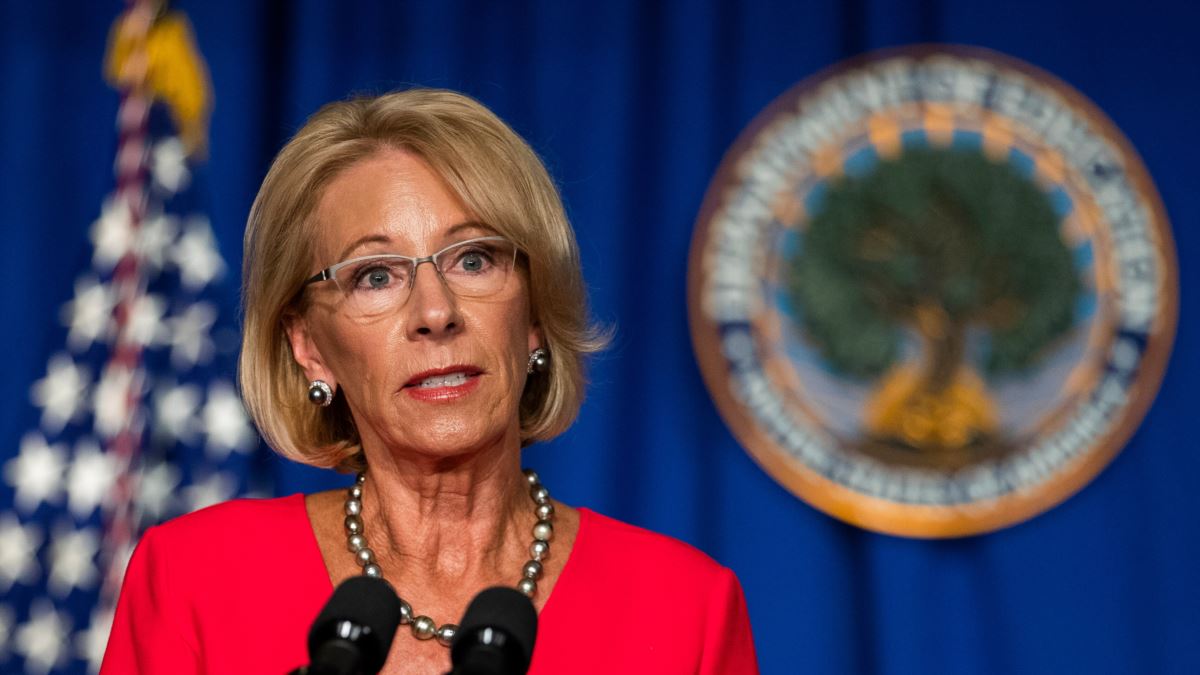 Министр образования США подала в отставку после беспорядков в Капитолии  