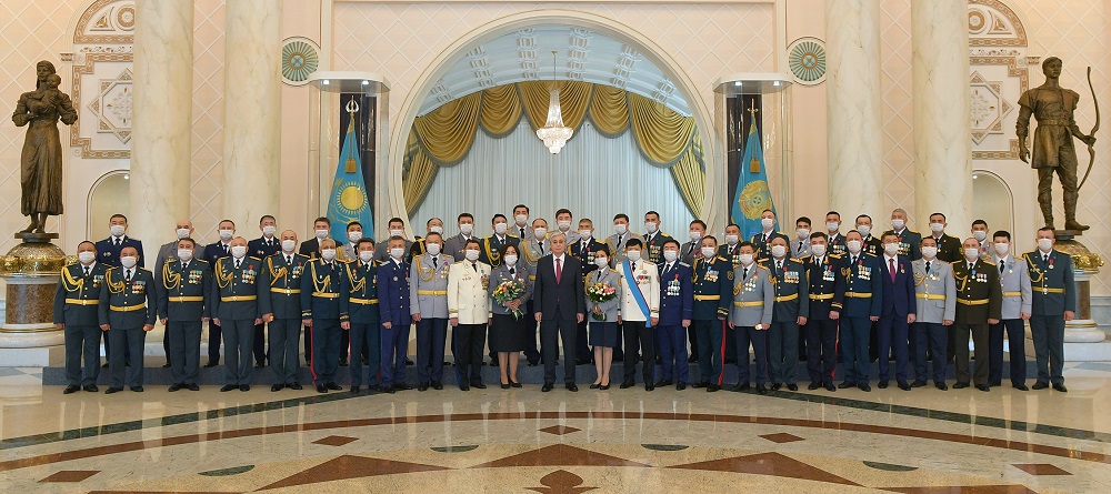 Президент РК вручил ордена и медали военнослужащим и сотрудникам правоохранительных органов  