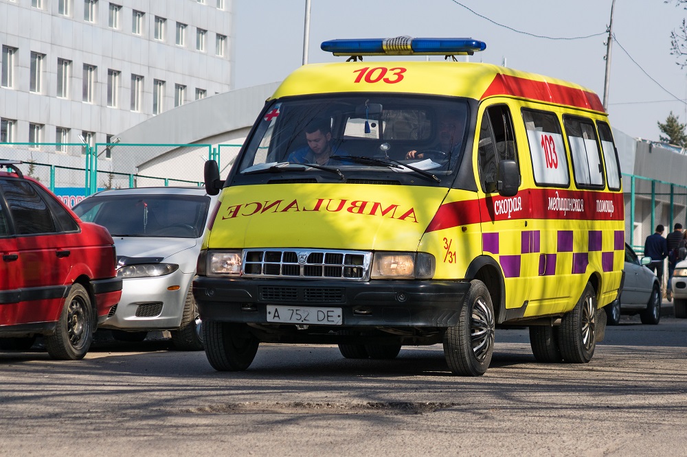 Акимат Кызылорды передал служебный автотранспорт в пользование скорой помощи