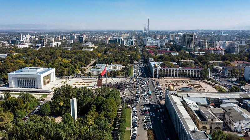 Парламент Кыргызстана отменил режим ЧП в Бишкеке  