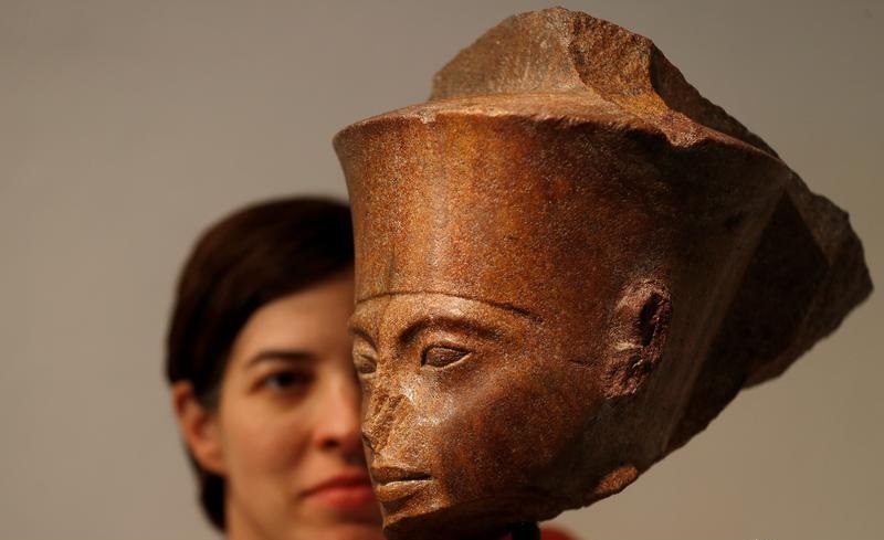 Бюст Тутанхамона продали на аукционе почти за $6 млн   