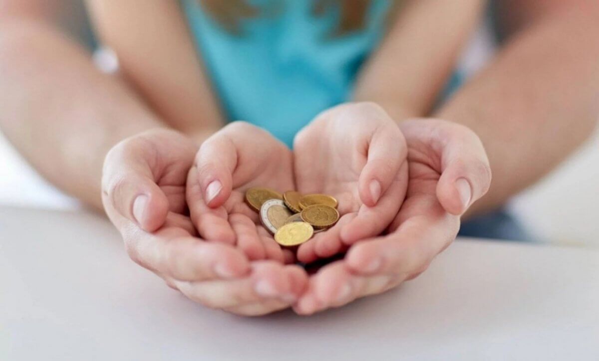 Должник по алиментам добровольно передал детям и их матери земельный участок 