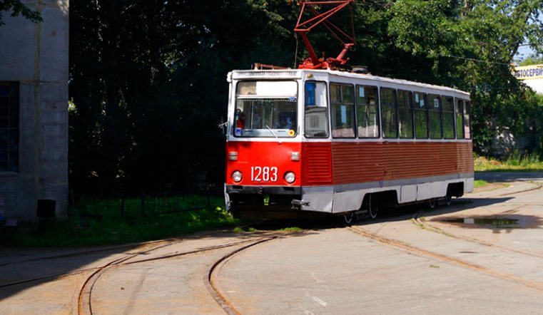 В Павлодаре неизвестные обстреляли трамвай