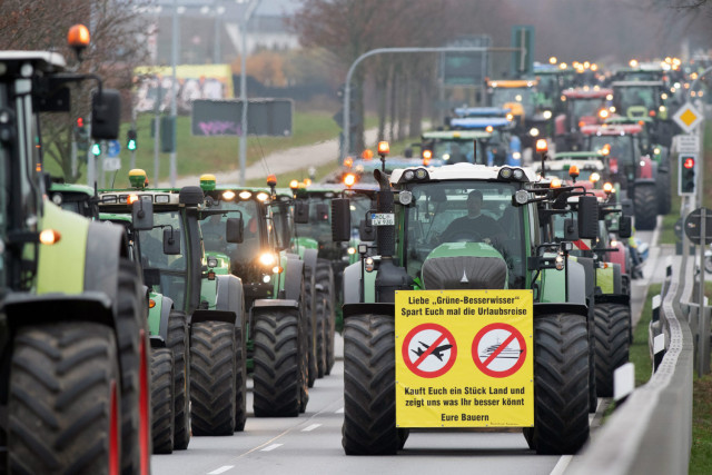 Германияда 10 мыңнан аса шаруа трактормен шеруге шықты