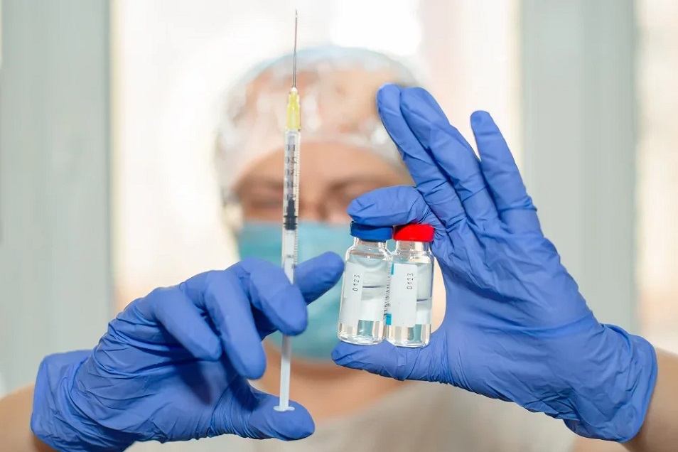 Үкімет мұғалімдерге вакцина салуды міндетті етпек 