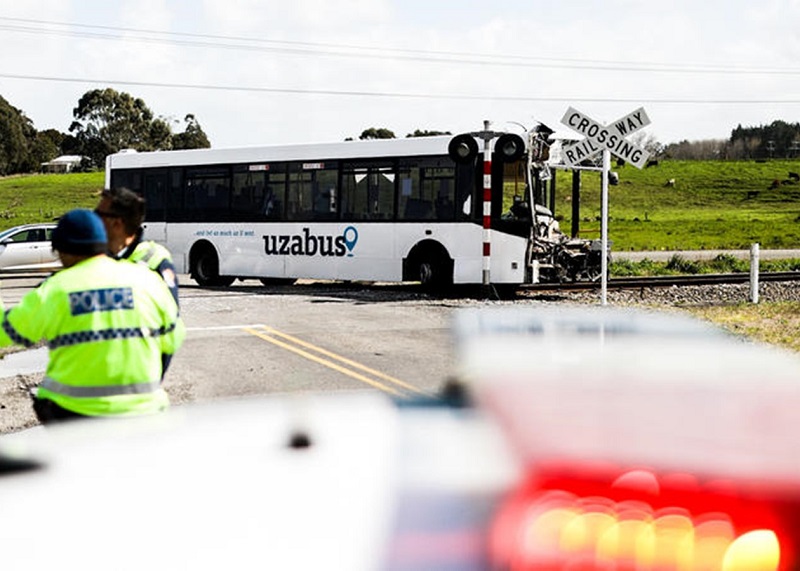 Школьный автобус и поезд столкнулись в Новой Зеландии   