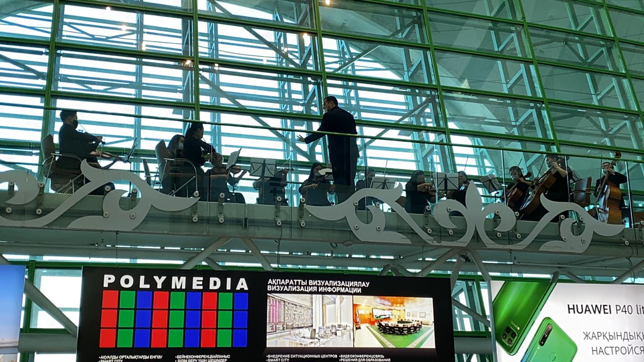 Симфонический оркестр филармонии сыграл в столичном аэропорту