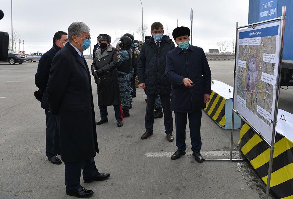 Касым-Жомарт Токаев посетил блокпост на въезде в город Нур-Султан