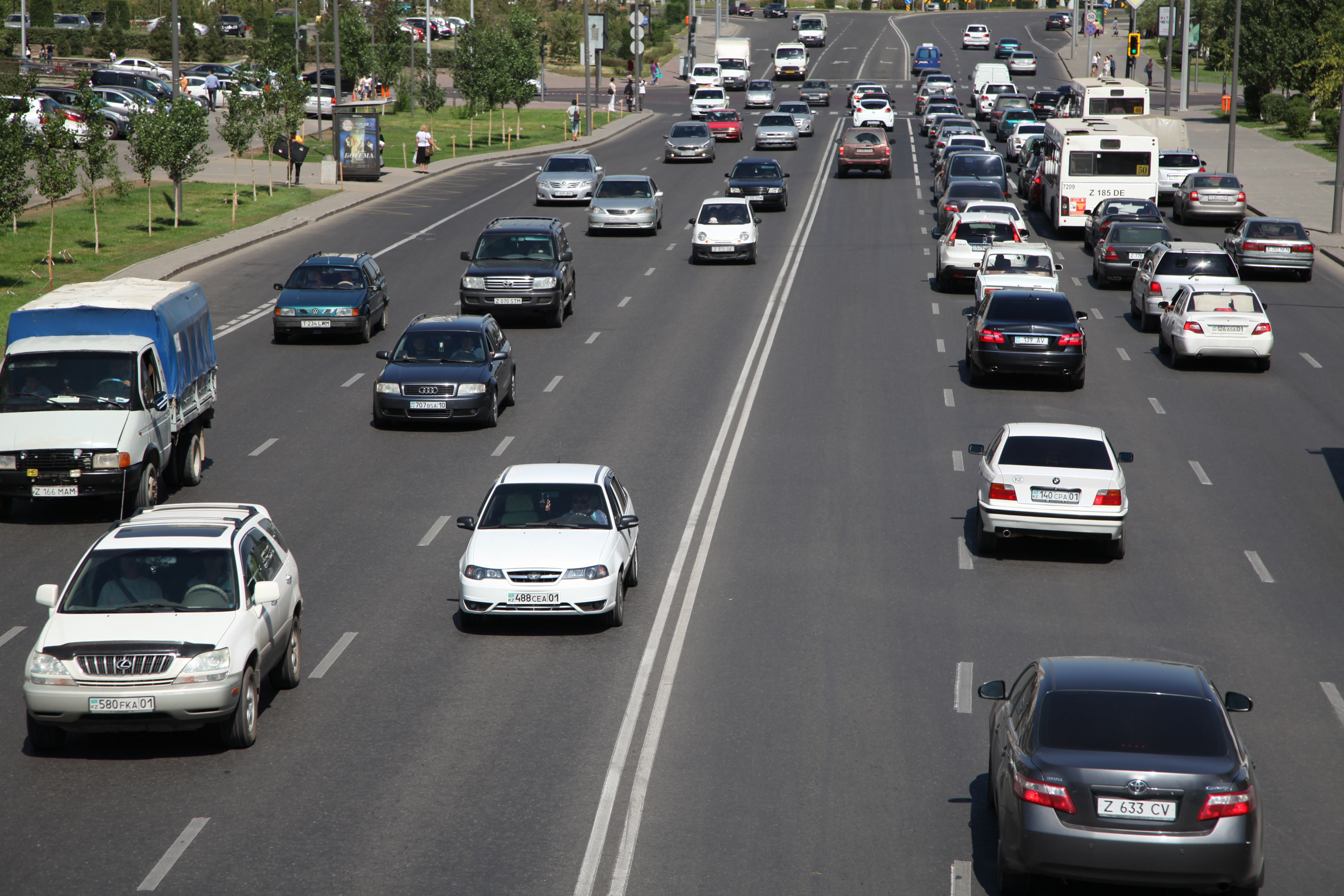 Почти две трети авто на дорогах Казахстана старше 10 лет  