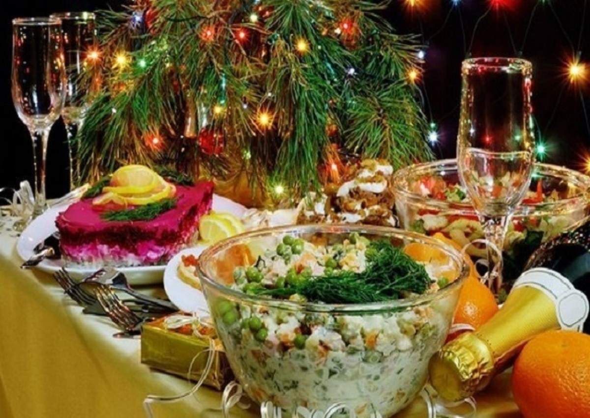 Сколько стоит Новогодний стол в России