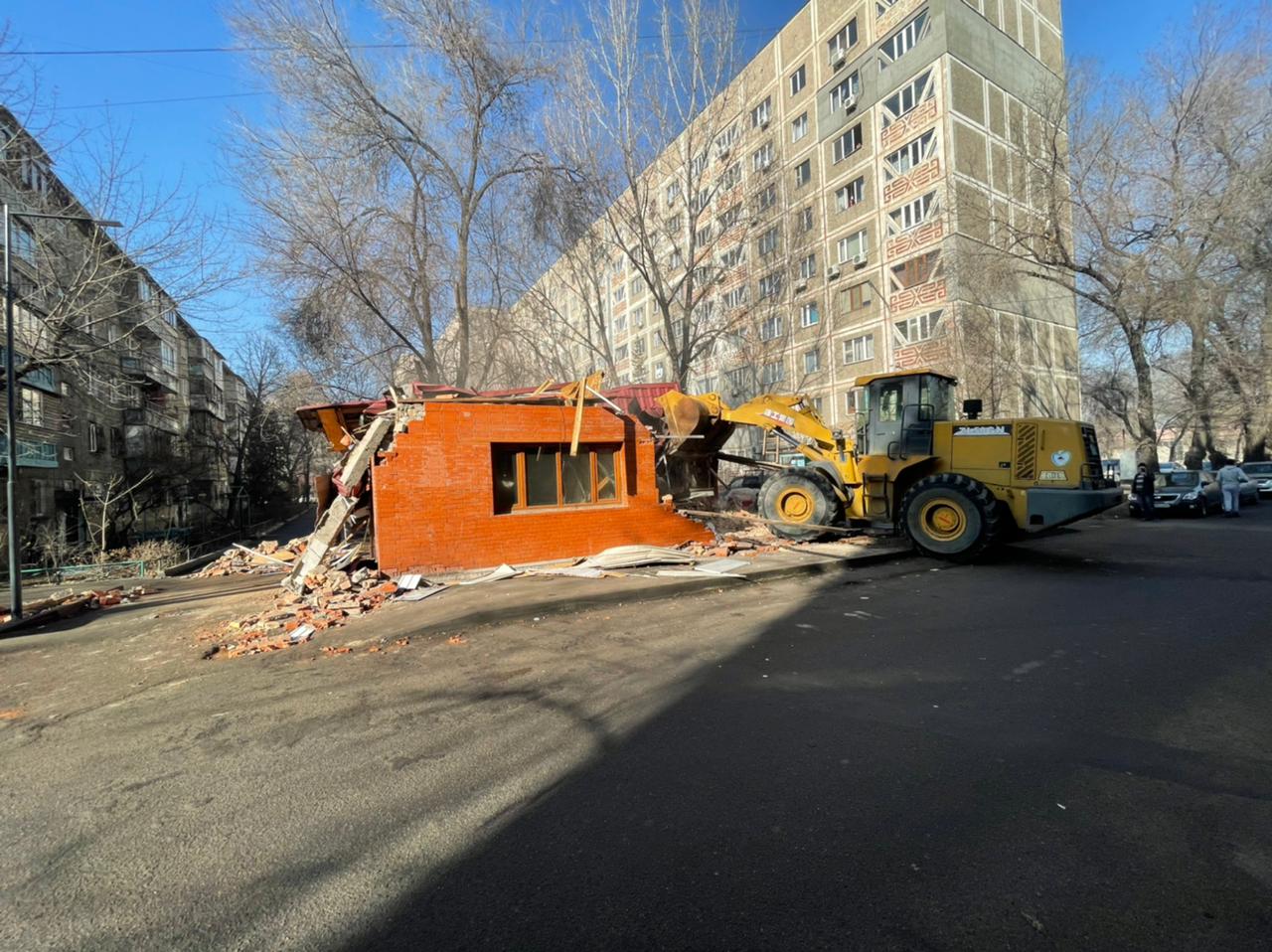 В Алматы продолжают сносить незаконные объекты 