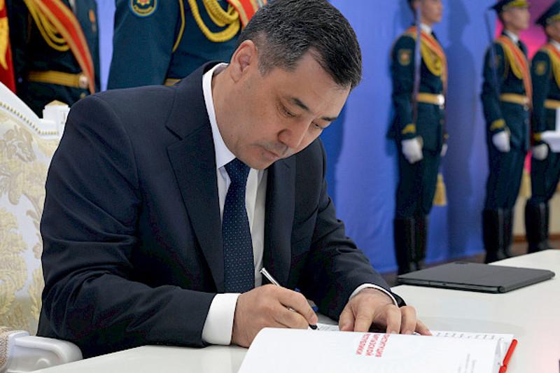 Президент Кыргызстана подписал новую Конституцию  
