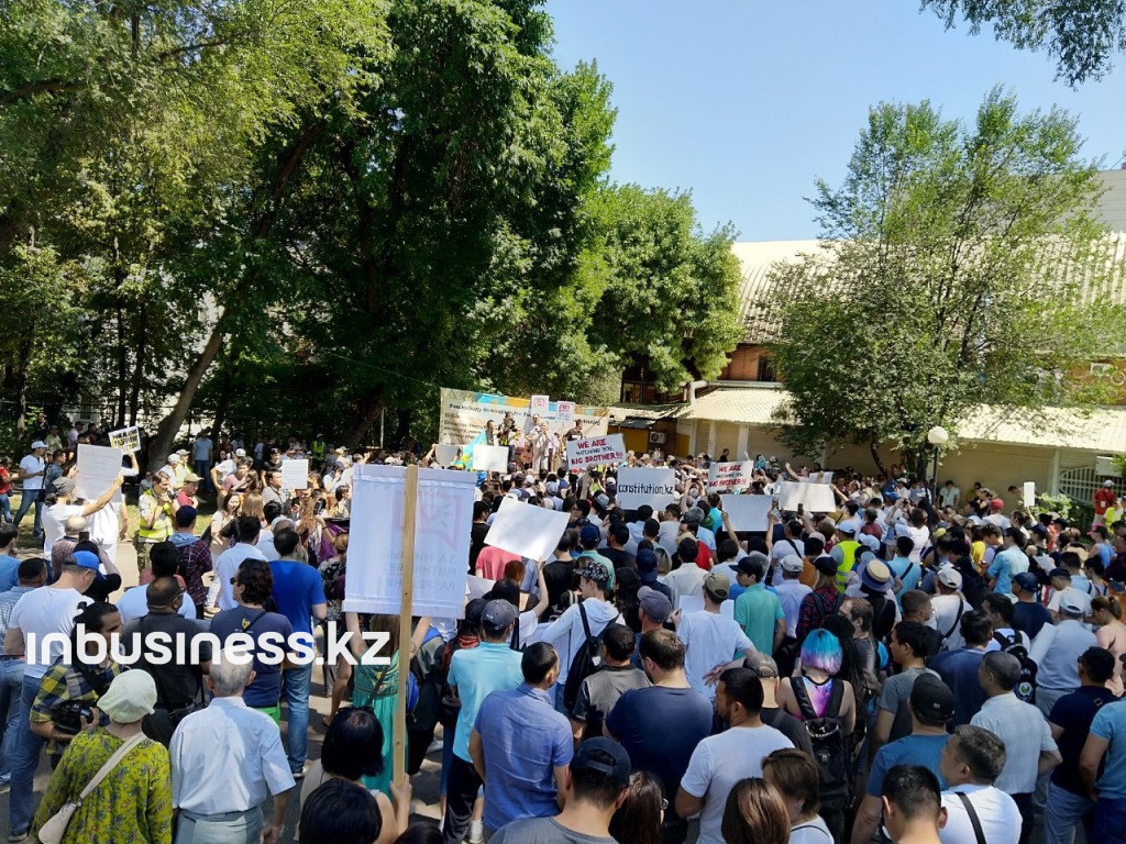 Нұр-Сұлтан мен Алматыда бір топ адам заңсыз митингке шықты  