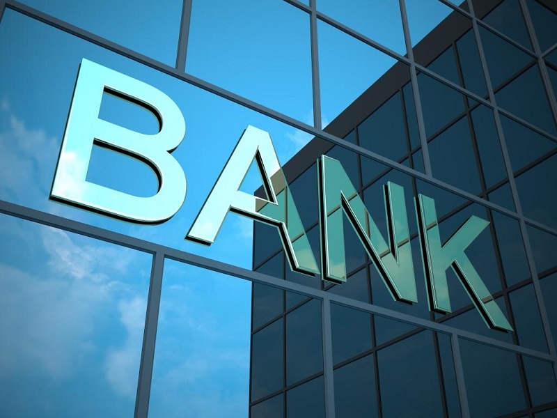 Казахстанцы забирают деньги из банков   