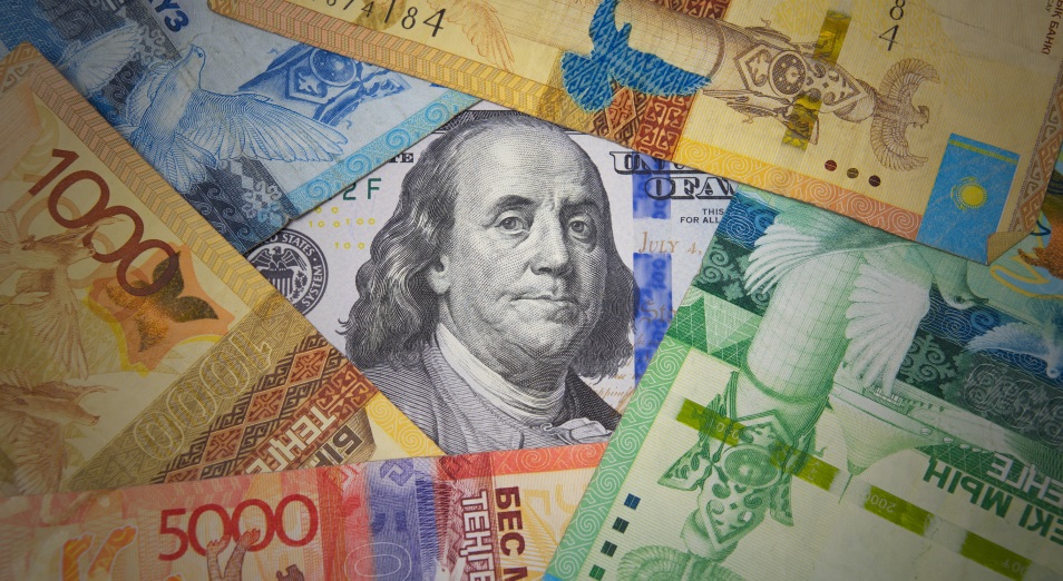 Доллар снова пробует "400" в обменниках