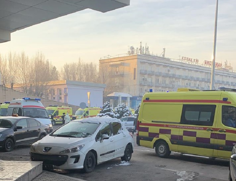 Пострадавших при крушении самолета близ Алматы доставляют в больницы  