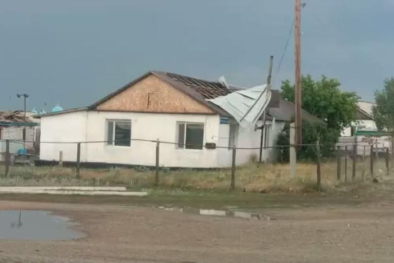 Сильный ветер сорвал кровли с десятка зданий в Акмолинской области 