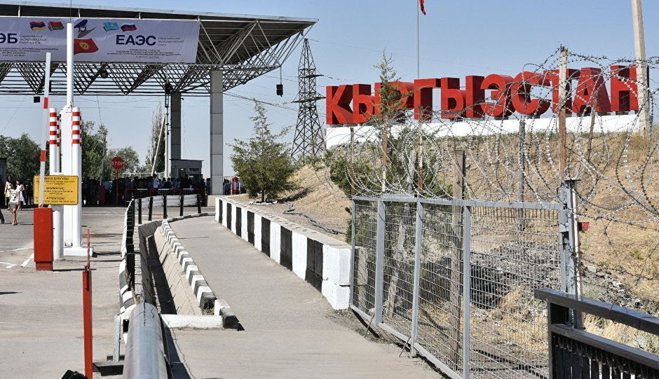 Қырғызстанға контрабандалық жолмен көлік шығарушылар ұсталды  