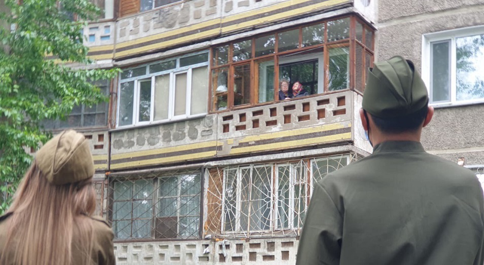 Песни Победы спели под окнами ветеранов войны в Павлодаре  