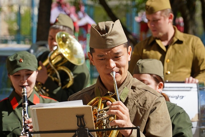 В Нур-Султане музыканты академической филармонии провели концерты для ветеранов во дворах их домов  
