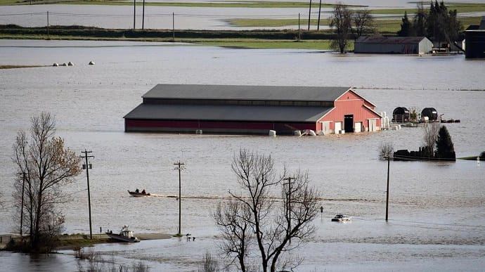 Сколько человек оказались заблокированы в домах из-за наводнений и оползней в Канаде  