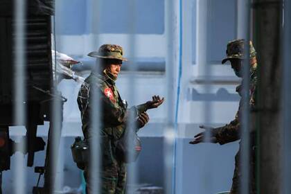 Мьянма әскерилері 400 адамды босатты