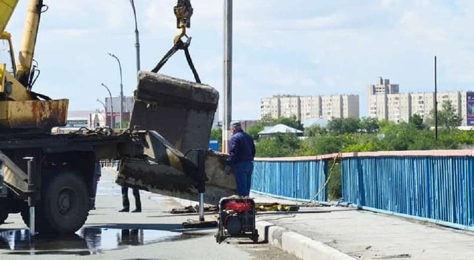 Разрушающийся мост в Семее «залатали»