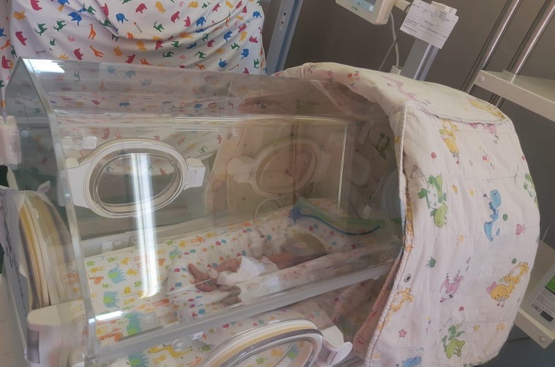 Алматинские врачи выходили недоношенных близняшек  